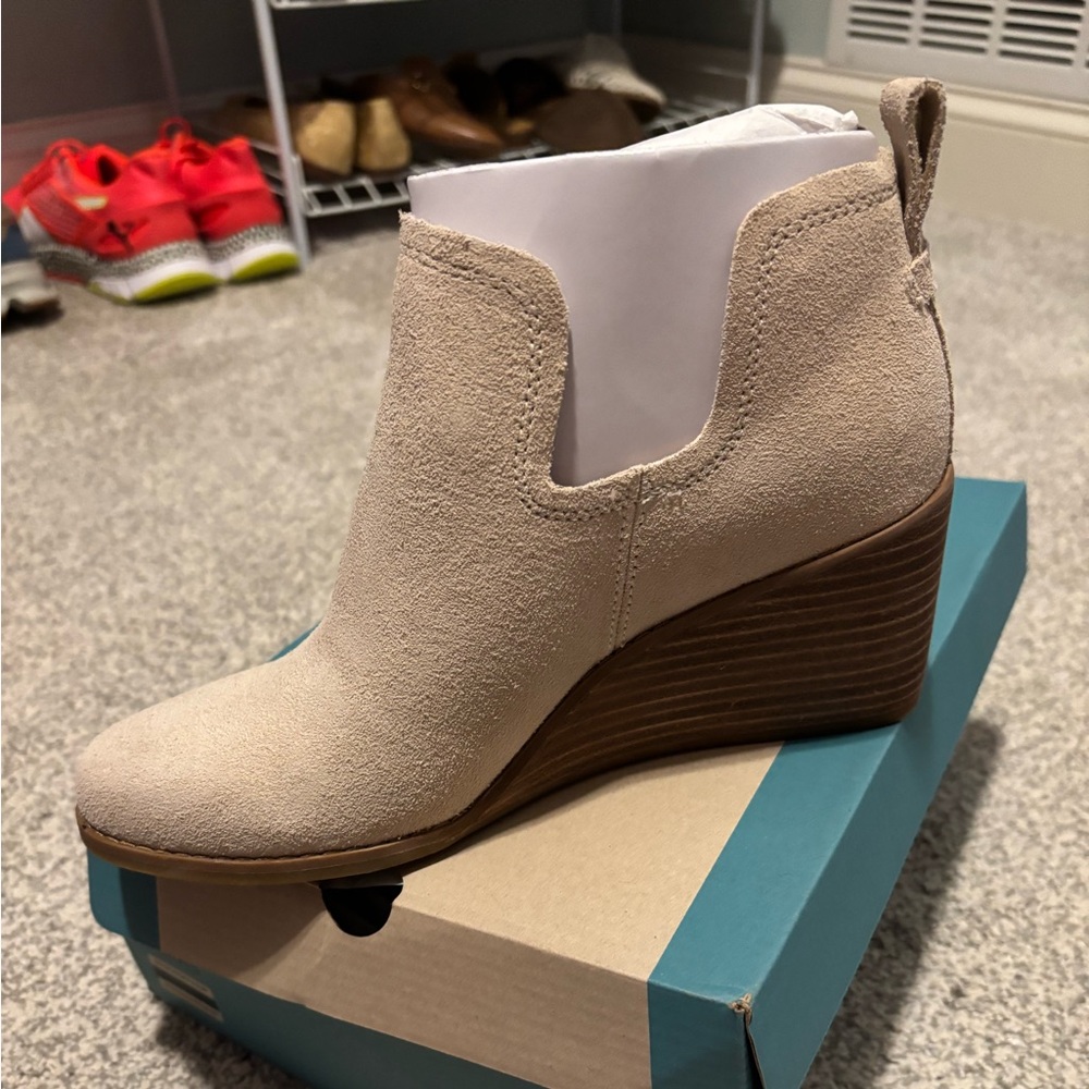 Tom's size 8 Kallie